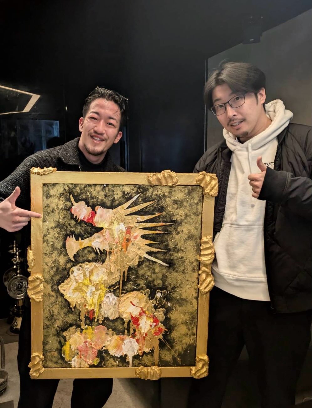 東 樹生の作品と依頼者が一緒に写るギャラリー写真 瑞金昇龍