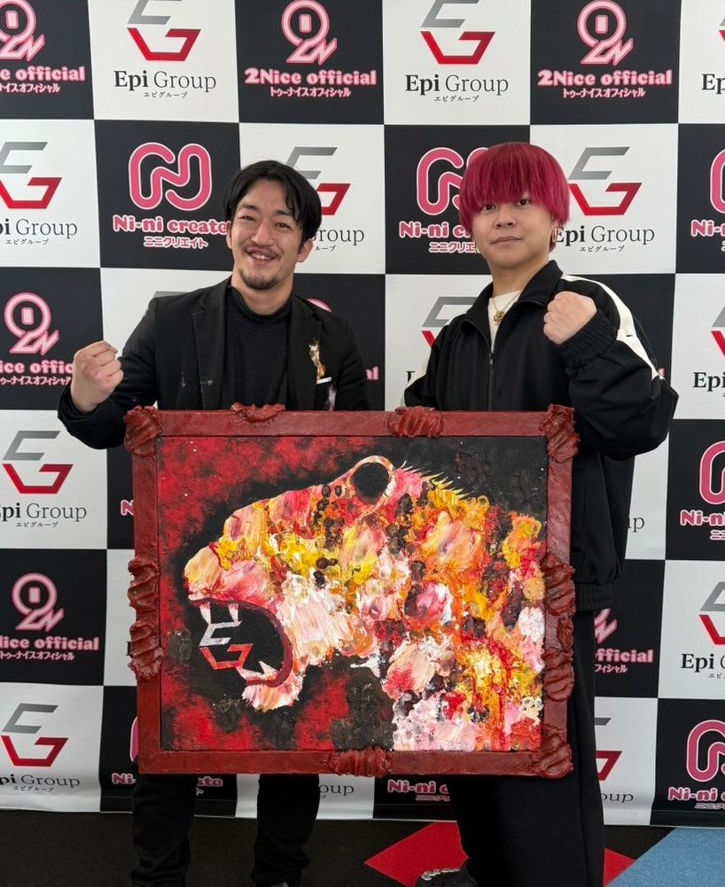東 樹生の作品と依頼者が一緒に写るギャラリー写真 Epi Group