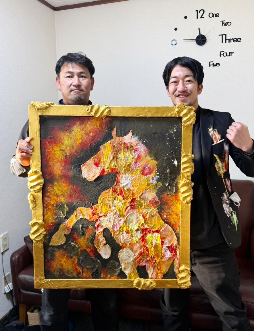 東 樹生の作品と依頼者が一緒に写るギャラリー写真 飛躍